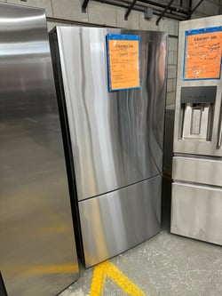 GE GBE17HYRFS  Bottom Freezer Refrigerator